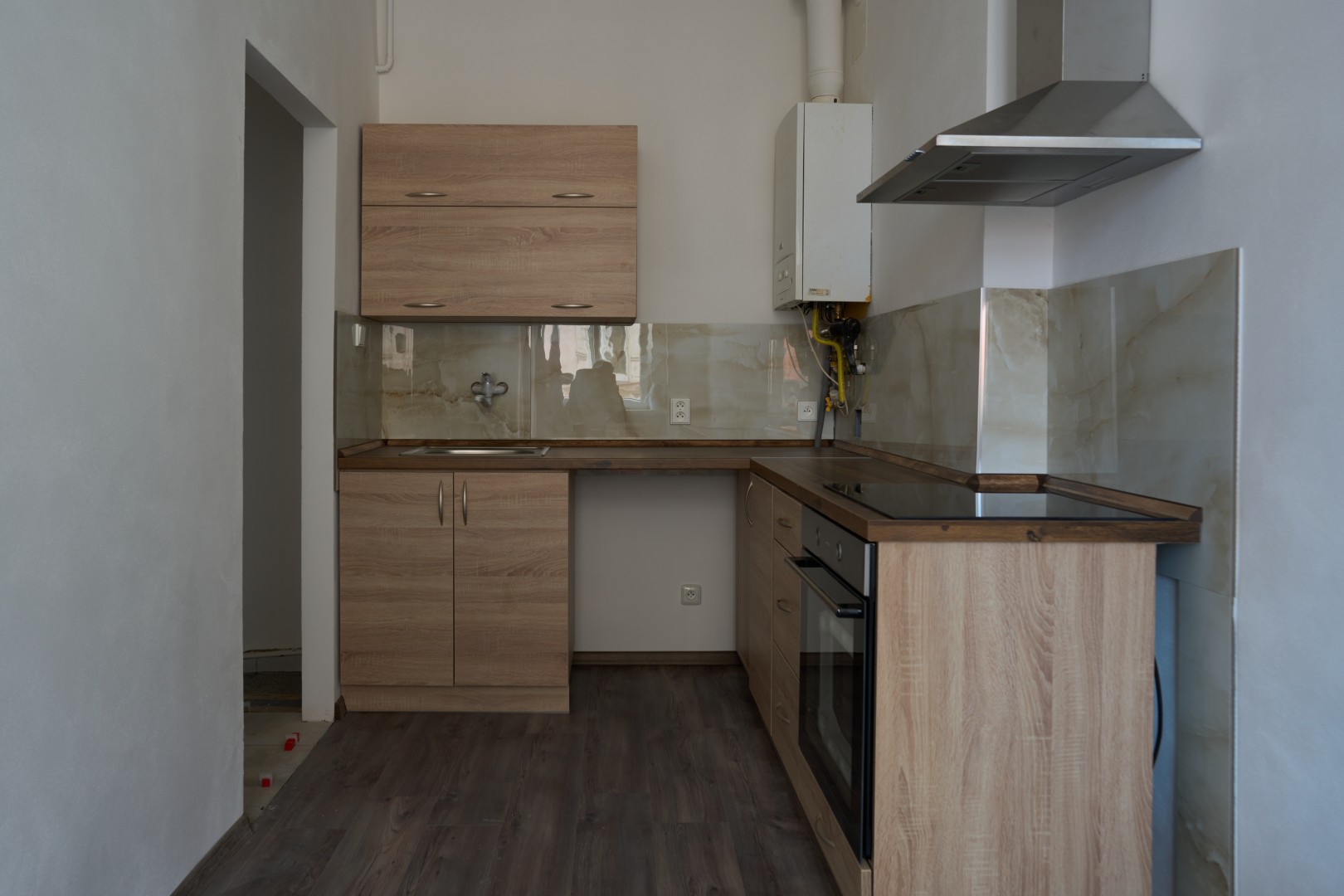 Pohled na kuchyň 1